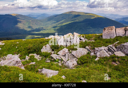 Felsbrocken auf grashängen von Runa Berg. schönen bergigen Landschaft an einem bewölkten Sommertag Stockfoto