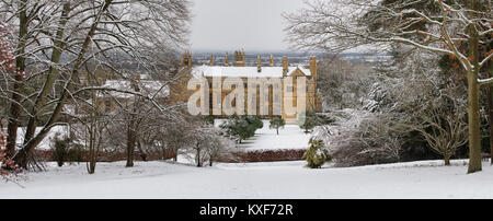 Batsford Haus im Schnee im Dezember bei Batsford Arboretum, Cotswolds, Moreton-in-Marsh, Gloucestershire, England. Panoramablick Stockfoto