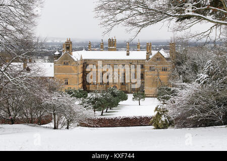 Batsford Haus im Schnee im Dezember bei Batsford Arboretum, Cotswolds, Moreton-in-Marsh, Gloucestershire, England Stockfoto