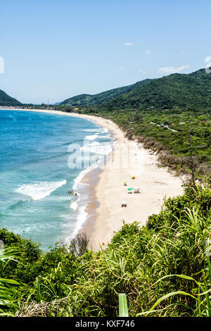 Armação Strand gesehen vom Belvedere von Casa de Retiros Vila Fátima. Florianopolis, Santa Catarina, Brasilien. Stockfoto