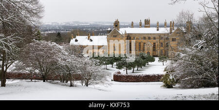 Batsford Haus im Schnee im Dezember bei Batsford Arboretum, Cotswolds, Moreton-in-Marsh, Gloucestershire, England. Panoramablick Stockfoto