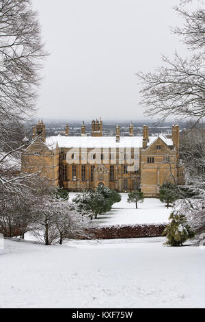 Batsford Haus im Schnee im Dezember bei Batsford Arboretum, Cotswolds, Moreton-in-Marsh, Gloucestershire, England Stockfoto