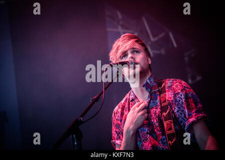 Die Schwedische indie pop band Urban Kegel führt ein Live Konzert bei den Danish Music festival Roskilde Festival 2013. Hier Sänger und Bassist Emil Gustafsson ist sene live auf der Bühne. Dänemark, 01/07 2013. Stockfoto