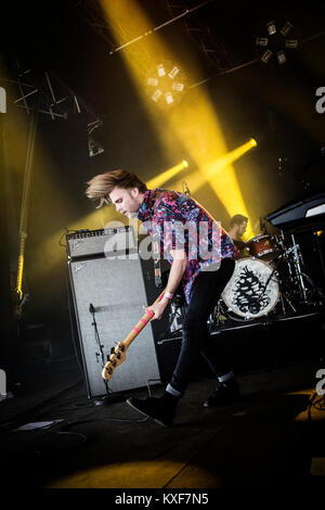 Die Schwedische indie pop band Urban Kegel führt ein Live Konzert bei den Danish Music festival Roskilde Festival 2013. Hier Sänger und Bassist Emil Gustafsson ist sene live auf der Bühne. Dänemark, 01/07 2013. Stockfoto