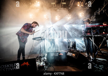 Die Schwedische indie pop band Urban Kegel führt ein Live Konzert bei den Danish Music festival Roskilde Festival 2013. Hier Sänger und Bassist Emil Gustafsson (L) ist sene live auf der Bühne mit Rasmus Flyckt (R). Dänemark, 01/07 2013. Stockfoto