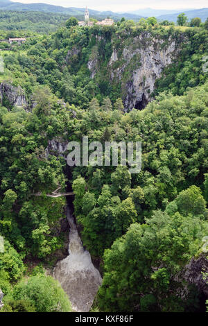 Höhle ana Wasserfall im Park Skocjanske jame, Slowenien Stockfoto