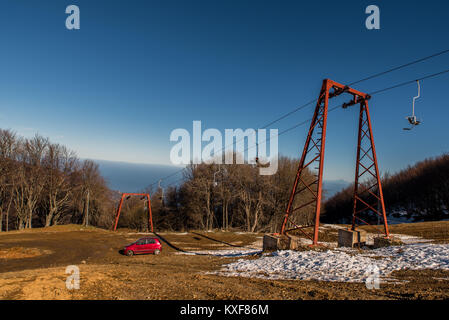 Chania von Skigebiet Pilion mit ein wenig Schnee an einem sonnigen Tag Stockfoto