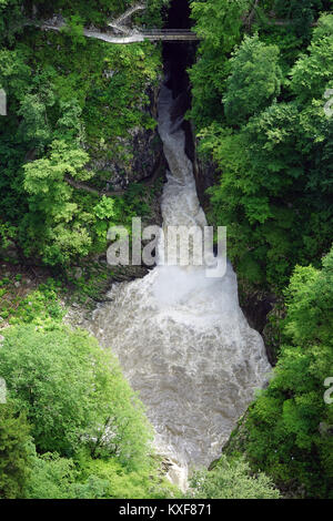 Grotte und Wasserfall im Park Skocjanske jame, Slowenien Stockfoto