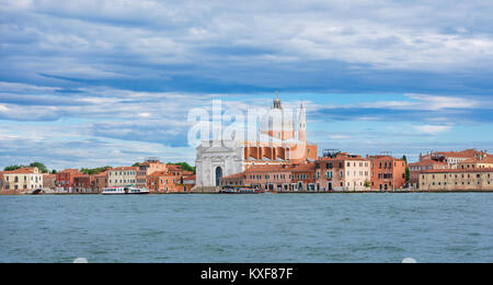 Blick auf die Kirche des Heiligsten Erlösers, weiß wie Redentore, auf der Insel Giudecca in der Lagune von Venedig, entworfen von dem berühmten renais Stockfoto