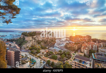 Sonnenaufgang in Monaco: Blick auf den Hafen und die Felsen von Monaco Fontvieille mit Altstadt Stockfoto