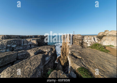 Felsige Klippen von Cabo Carvoeiro, Peniche an der Silberküste, Portugal. Stockfoto