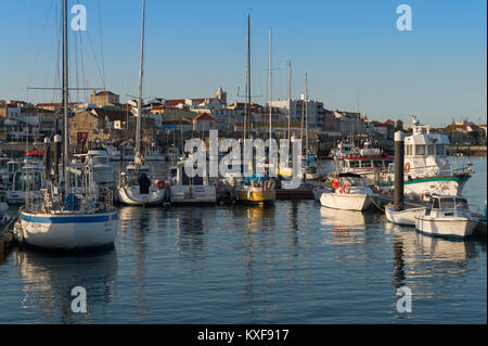 Boote in der Marina, Hafen bei Paniche, Portugal. Stockfoto