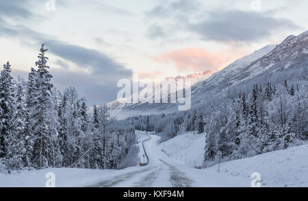 Morgen Licht auf die Chugach Berge entlang Eagle River Valley in Southcentral Alaska. Stockfoto