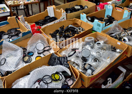 Flohmarkt mit Boxen von Kamera Filter und Zubehör auf Abschaltdruck, Athen, Griechenland Stockfoto