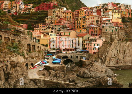 Das fantastische Fischerdorf Manarola Italien an der italienischen Riviera. Eines von fünf Dörfern, die die Cinque Terre bilden. Stockfoto