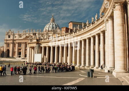 Das Line-up in St. Peters Basilika im Vatikan in Rom Italien zu erhalten. Stockfoto