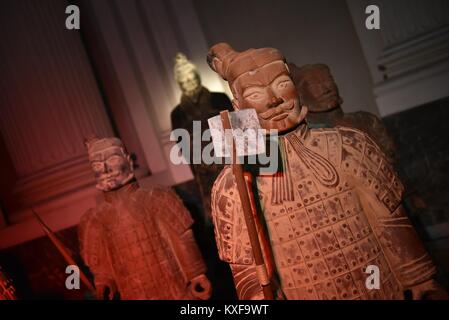 Neapel, Italien. 09 Jan, 2018. 2000 Jahre alten China im Herzen von Neapel. 170 großen Terracotta Krieger, alle Größe, sind in Napoli im Langhaus der Basilika der Santo Spirito auf der Via Toledo und alle mit der Kleidung der Soldaten, Panzer und Schuhe zeigte. Sie sind ein kleiner Teil der berühmten "Terrakotta Armee" vor, der sich aus 8.000 terracotta Statuen, die aus dem dritten Jahrhundert v. Chr. der Qin Shi Huang Mausoleum in Xi'an (im Osten Chinas). Credit: Paola Visone/Pacific Press/Alamy leben Nachrichten Stockfoto