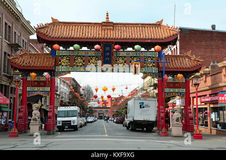 Die Tore der Harmonische Interesse bewachen den Eingang zu Victoria's Chinatown. Stockfoto