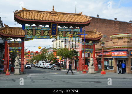 Die Tore der Harmonische Interesse bewachen den Eingang zu Victoria's Chinatown. Stockfoto