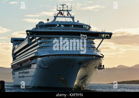 Kreuzfahrtschiffe in den Hafen am Ogden Point in Victoria, BC, Kanada. Stockfoto