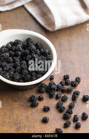 Die getrockneten chokeberries. Schwarz Aronia Beeren. Stockfoto