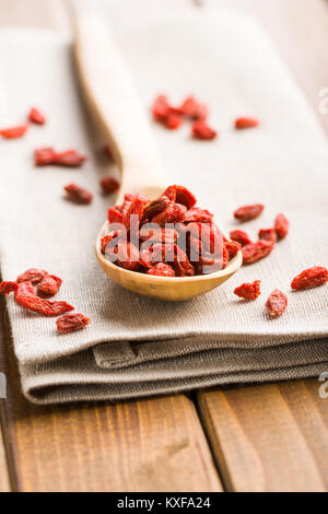 Getrocknete Goji Beeren in Löffel aus Holz. Stockfoto