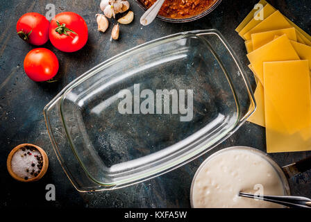 Kochen hausgemachte klassische Lasagne Bolognese, auf dunkelblauem Tabelle; mit Zutaten, Ansicht von oben kopieren Raum Stockfoto