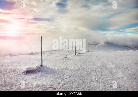 Winter bergige Landschaft bei Sonnenuntergang, Nationalpark Riesengebirge, Polen. Stockfoto