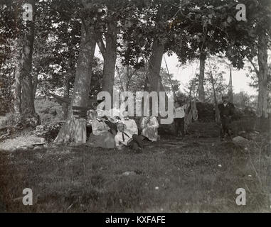 Antike ca. 1905 Foto, Familie ruht in einem schattigen Glen mit Sitzbank und Hängematten. Die Lage ist in oder in der Nähe von riggsville (jetzt Robinhood), Maine in der Sagadahoc County, USA. Stockfoto