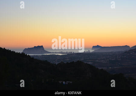 Blick über Benitatchell Blick auf Calpe an der Costa Blanca, Provinz Alicante, Comunidad Valenciana, Spanien Stockfoto