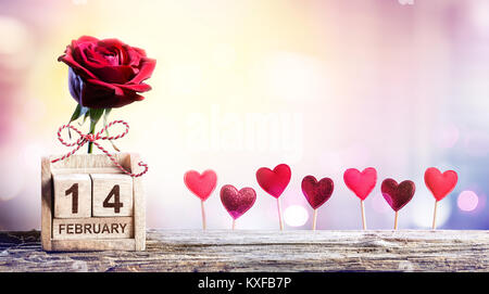 Valentines Tag - Datum mit Rose und Herzen Dekoration Stockfoto