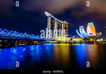 Eine schöne blaue Stunde an der Marina Bay mit Marina Bay Sands Hotel im Hintergrund, eine der spektakulärsten Hotel in Singapur. Stockfoto