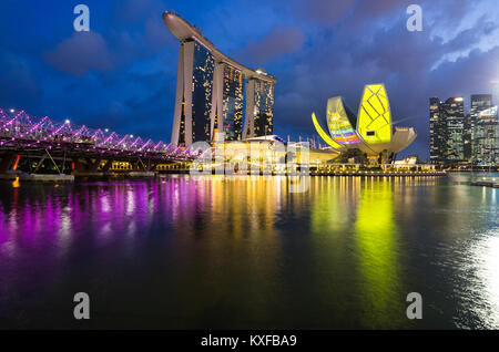 Eine schöne blaue Stunde an der Marina Bay mit Marina Bay Sands Hotel im Hintergrund, eine der spektakulärsten Hotel in Singapur. Stockfoto