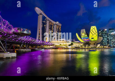 Eine schöne blaue Stunde an der Marina Bay mit Marina Bay Sands Hotel im Hintergrund, eine der spektakulärsten Hotel in Singapur. Stockfoto