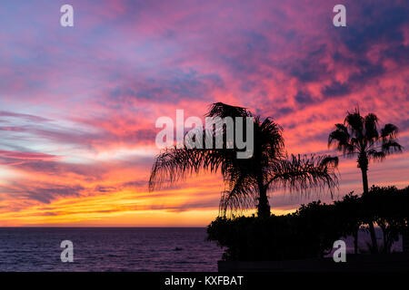 Sonnenuntergang Abendrot leuchtet auf Wolken über die Santa Monica Bay ab Playa Del Rey gesehen. Stockfoto