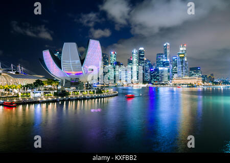 Dämmerung Blick auf Singapur Central Business District im Hintergrund, einer der schönsten Skyline der Stadt in der Welt. Stockfoto