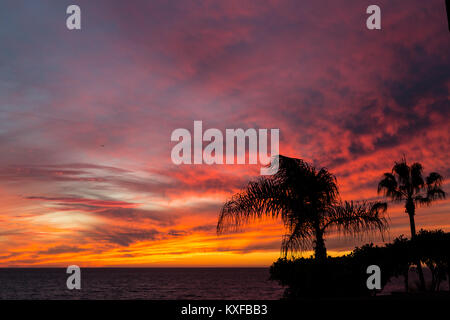 Sonnenuntergang Abendrot leuchtet auf Wolken über die Santa Monica Bay ab Playa Del Rey gesehen. Stockfoto