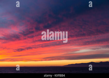 Sonnenuntergang Abendrot leuchtet auf Wolken über die Santa Monica Bay und Rand der Santa Monica Mountains, wie von der Playa del Rey. Point Dume sichtbar ist i Stockfoto