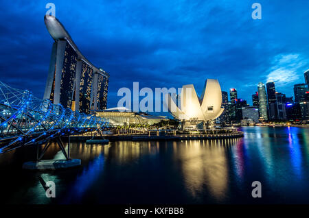 Eine schöne blaue Stunde an der Marina Bay mit Marina Bay Sands Hotel im Hintergrund, eine der spektakulärsten Hotel in Singapur. Stockfoto