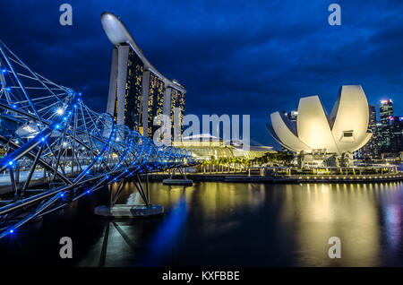 Eine schöne blaue Stunde an der Marina Bay mit Marina Bay Sands Hotel im Hintergrund, eine der spektakulärsten Hotel in Singapur. Stockfoto