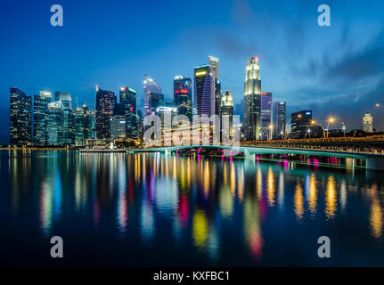 Dämmerung Blick auf Singapur Central Business District im Hintergrund, einer der schönsten Skyline der Stadt in der Welt. Stockfoto