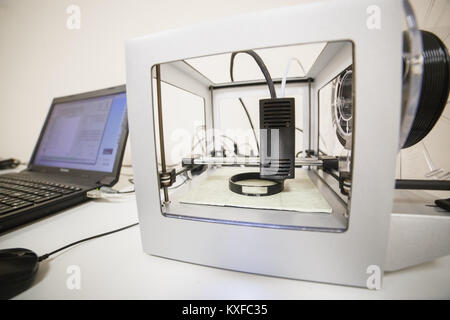 Elektronische dreidimensionale Plastik Drucker während der Arbeit im Labor, 3D-Drucker, 3D-Druck Konzept Stockfoto