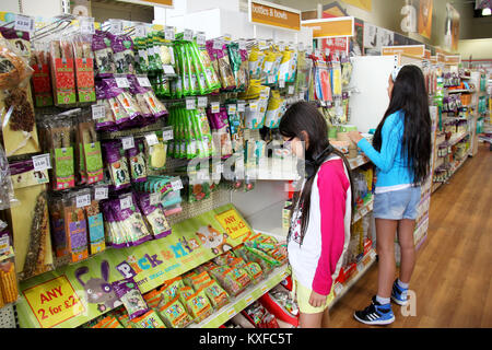 England, Kent, Orpington - ca. Juli 2014: Riesige Auswahl von PET-Produkte für den Verkauf in einem pet-Supermarkt in England Stockfoto