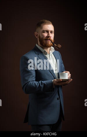 Porträt des Mannes im Anzug-Pfeife Stockfoto
