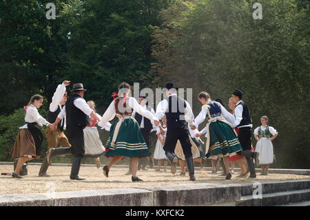 Truppe von Ungarische Volkstänzer Stockfoto