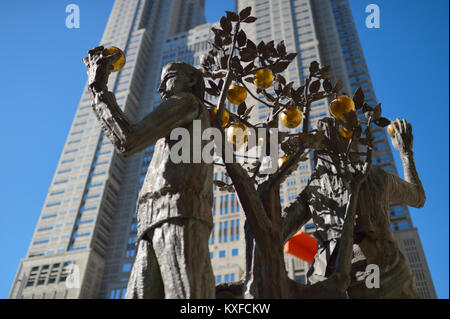 Eine Skulptur vor dem Tokyo Metropolitan Government Building, Shinjuku Tokyo JP Stockfoto