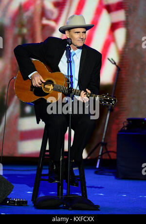 Singer/Songwriter James Taylor führt bei der Democratic National Convention 2012 in Charlotte, North Carolina am Donnerstag, 6. September 2012. . Credit: Ron Sachs/CNP. (Einschränkung: Keine New York oder New Jersey Zeitungen oder Zeitschriften innerhalb eines 75-Meilen-Radius von New York City)/MediaPunch Stockfoto