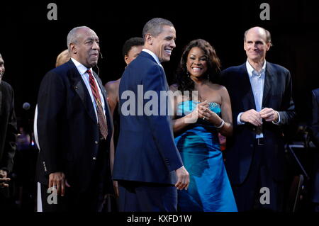 Washington, DC - März 8, 2009 -- USA-Präsident Barack Obama (C) verbindet Darsteller (einschließlich Host Bill Cosby (L) und James Taylor (R)) auf die Bühne und sangen "Happy Birthday" an Senator Ted Kennedy (Demokrat - Massachusetts) Leitung an Eine musikalische Würdigung Kennedy's Geburtstag zu Feiern im Kennedy Center in Washington, DC., USA, am Sonntag, den 08. März 2009. . Credit: Chris Usher-Pool über CNP/MediaPunch Stockfoto