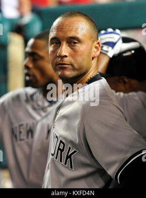 New York Yankees shortstop Derek Jeter (2) In dem Dugout im achten Inning gegen die Washington Nationals an den Angehörigen Park in Washington, D.C. am Freitag, 15. Juni 2012. Die Yankees gewann das Spiel 7 - 2. Credit: Ron Sachs/CNP./MediaPunch (Einschränkung: Keine New York oder New Jersey Zeitungen oder Zeitschriften innerhalb eines 75-Meilen-Radius von New York City) Stockfoto
