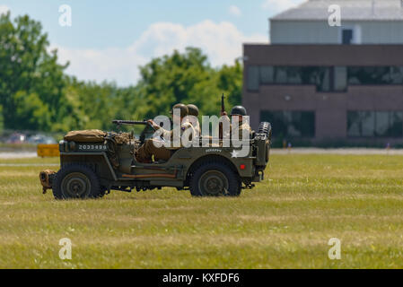 READING, PA - Juni 3, 2017: Weltkrieg Nachstellung einer Schlacht zwischen amerikanischen Infanteristen und Deutsche Soldaten am Mittelatlantischen Air Museum Weltkrieg Stockfoto